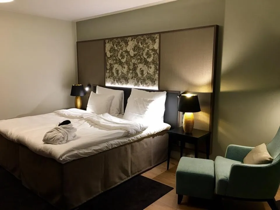 Beliani Lampka Nocna Porcelanowa Złota EBRO - obrazek 4