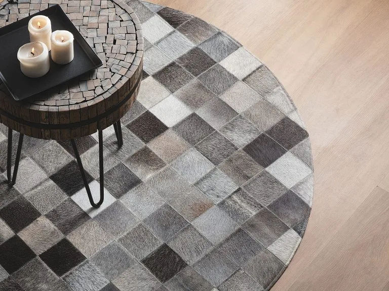 Beliani Dywan Patchwork Okrągły Skórzany ⌀ 140 Cm Szary BERGAMA 2 Beliani Dywan Patchwork Okrągły Skórzany ⌀ 140 Cm Szary BERGAMA - obrazek 2